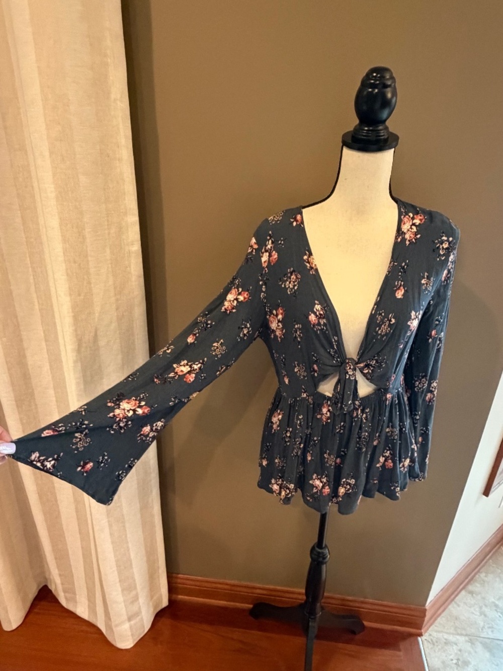 American Eagle Floral Bell Sleeve Peplum Blouse Boho Cut Out, Size Large